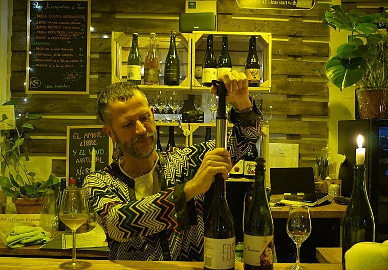 Catas de vino natural y mesa al centro: así se disfruta NiRRi en Granada